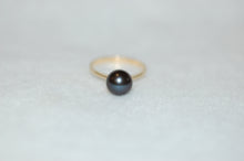 Load image into Gallery viewer, Black Pearl Solitaire Gold Ring