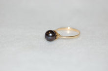 Load image into Gallery viewer, Black Pearl Solitaire Gold Ring