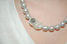 Load image into Gallery viewer, Diamond Eyes Pearl Necklace
