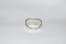 Load image into Gallery viewer, Stained Glas Diamond V Band Ring