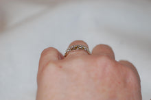 Load image into Gallery viewer, Stained Glas Diamond V Band Ring