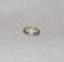 Load image into Gallery viewer, Etoile Diamond Platinum Band
