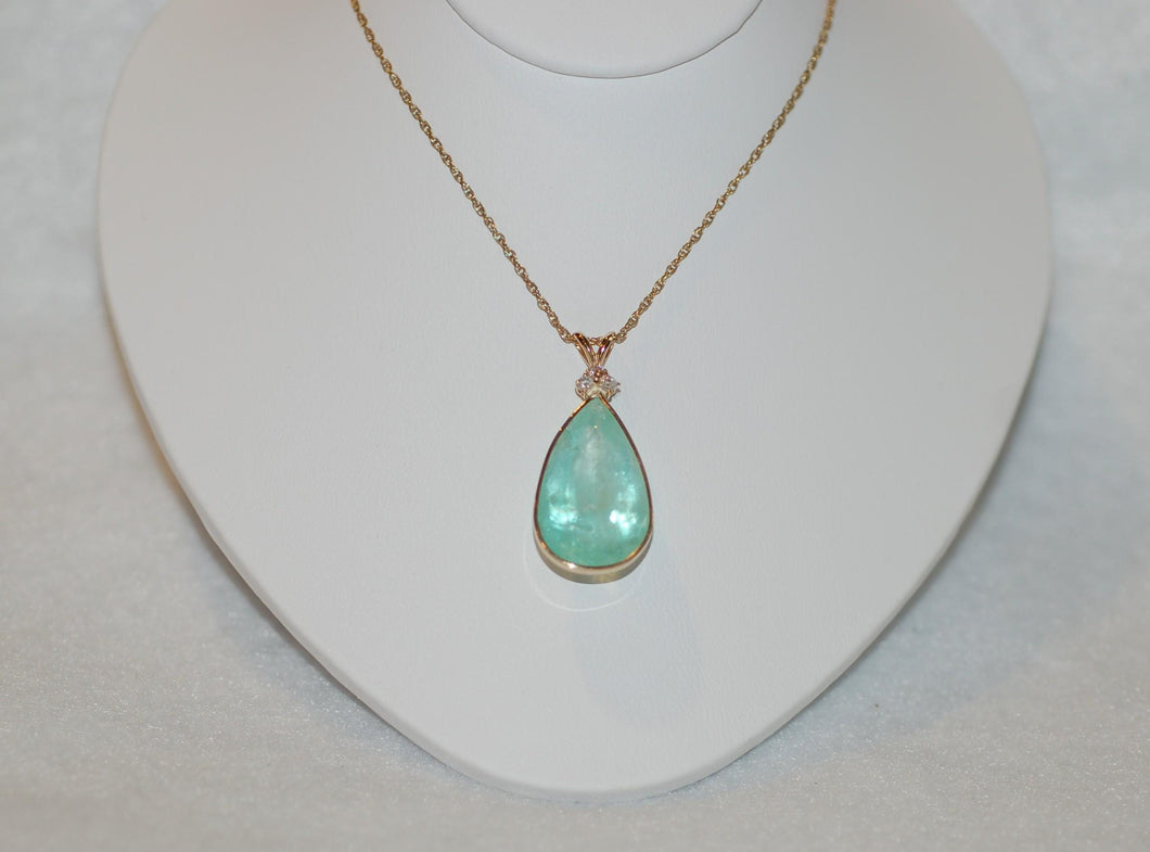 WOW! Emarald and Diamond Teardrop Necklace